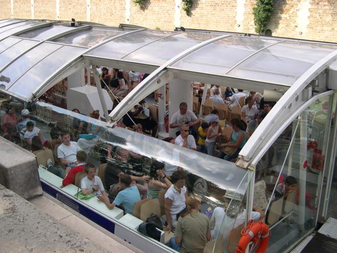  touristes attendant le départ de la croisière